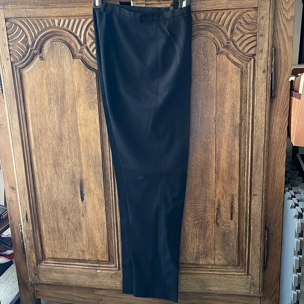 Black trouser size 6. Classic style.